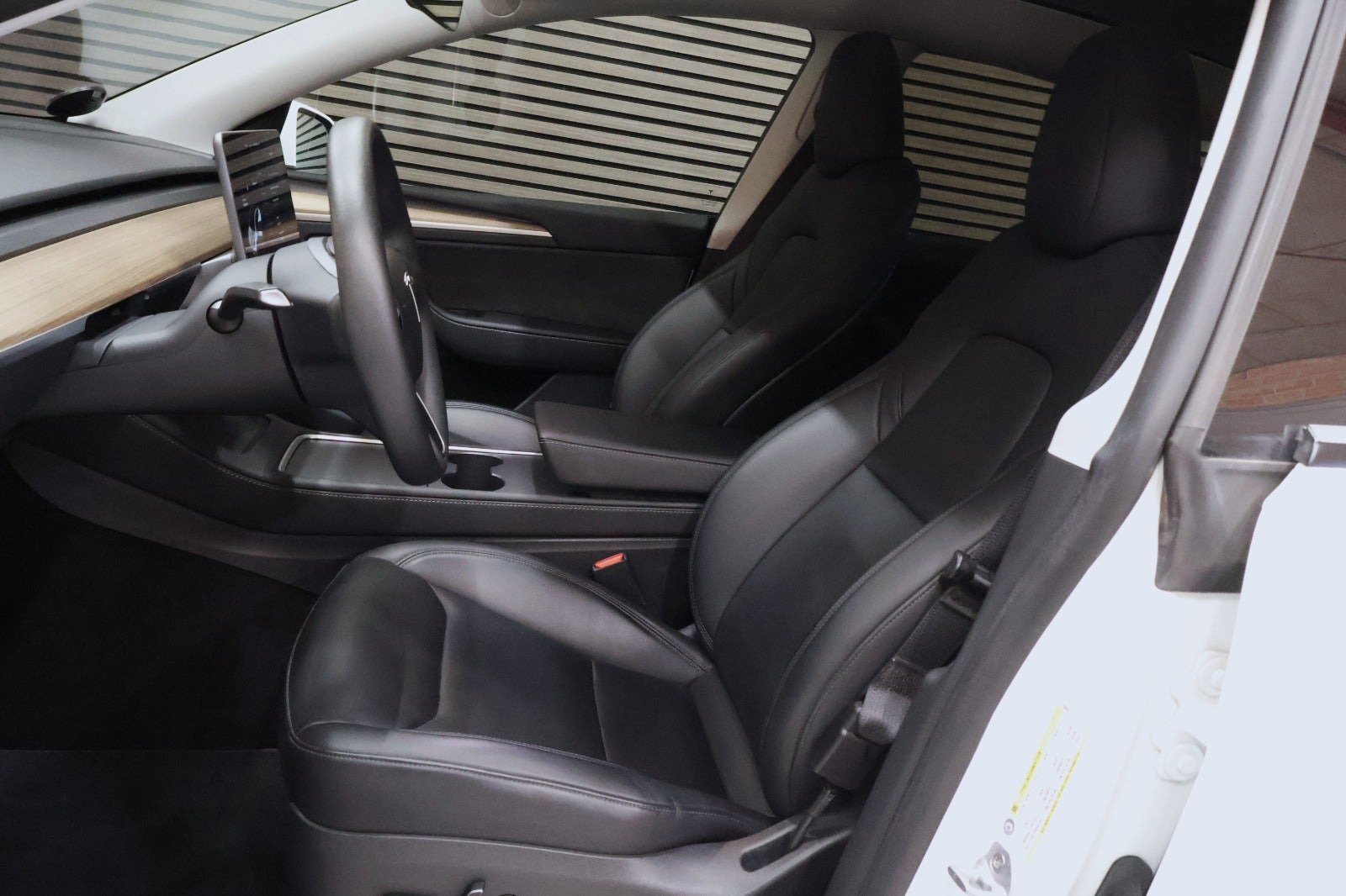 Hvid Tesla Model Y fra 2023