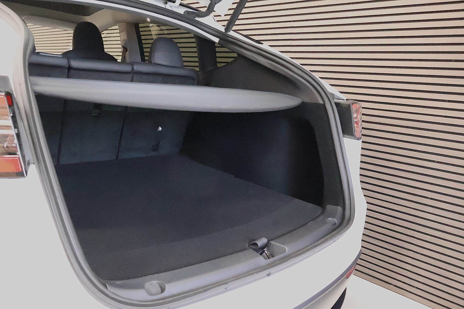 Hvid Tesla Model Y fra 2023