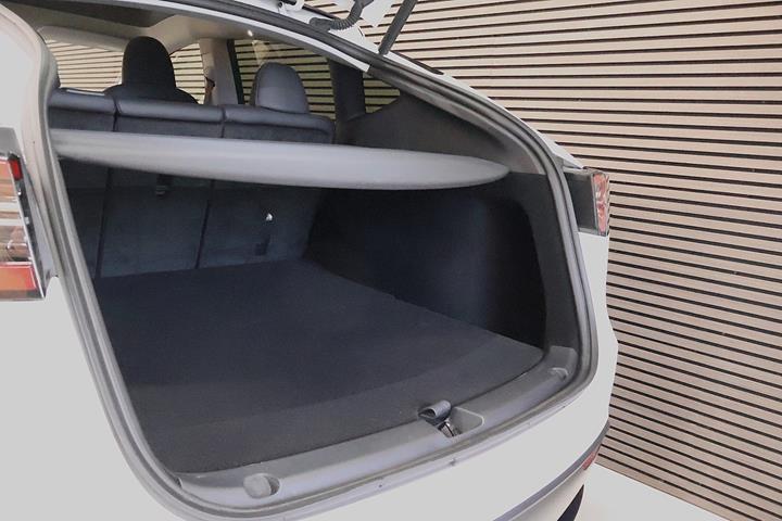 Hvid Tesla Model Y fra 2023