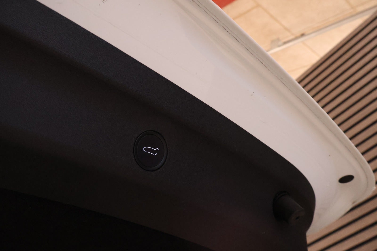 Hvid Tesla Model Y fra 2023