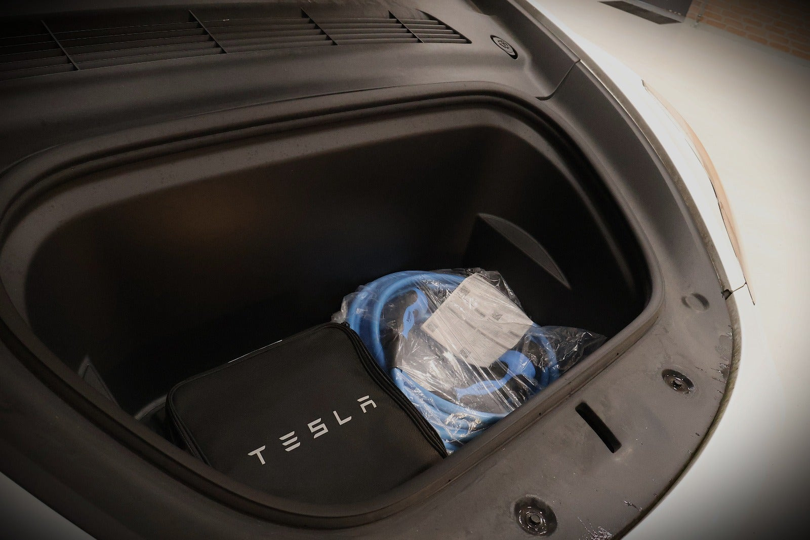 Hvid Tesla Model Y fra 2023