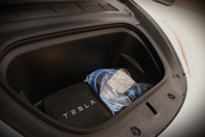 Hvid Tesla Model Y fra 2023
