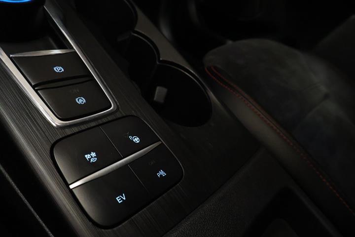 Grå Ford Kuga fra 2020