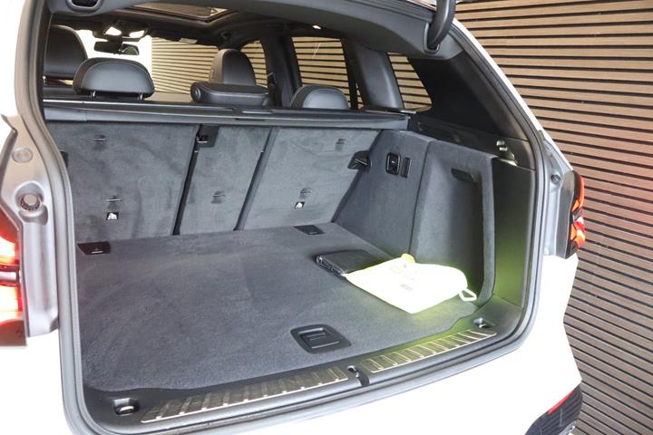 Hvid BMW iX3 fra 2022