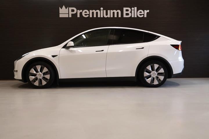 Hvid Tesla Model Y fra 2023