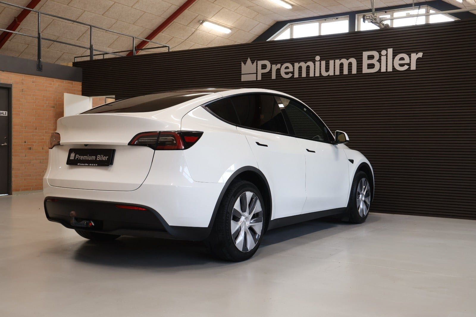 Hvid Tesla Model Y fra 2023