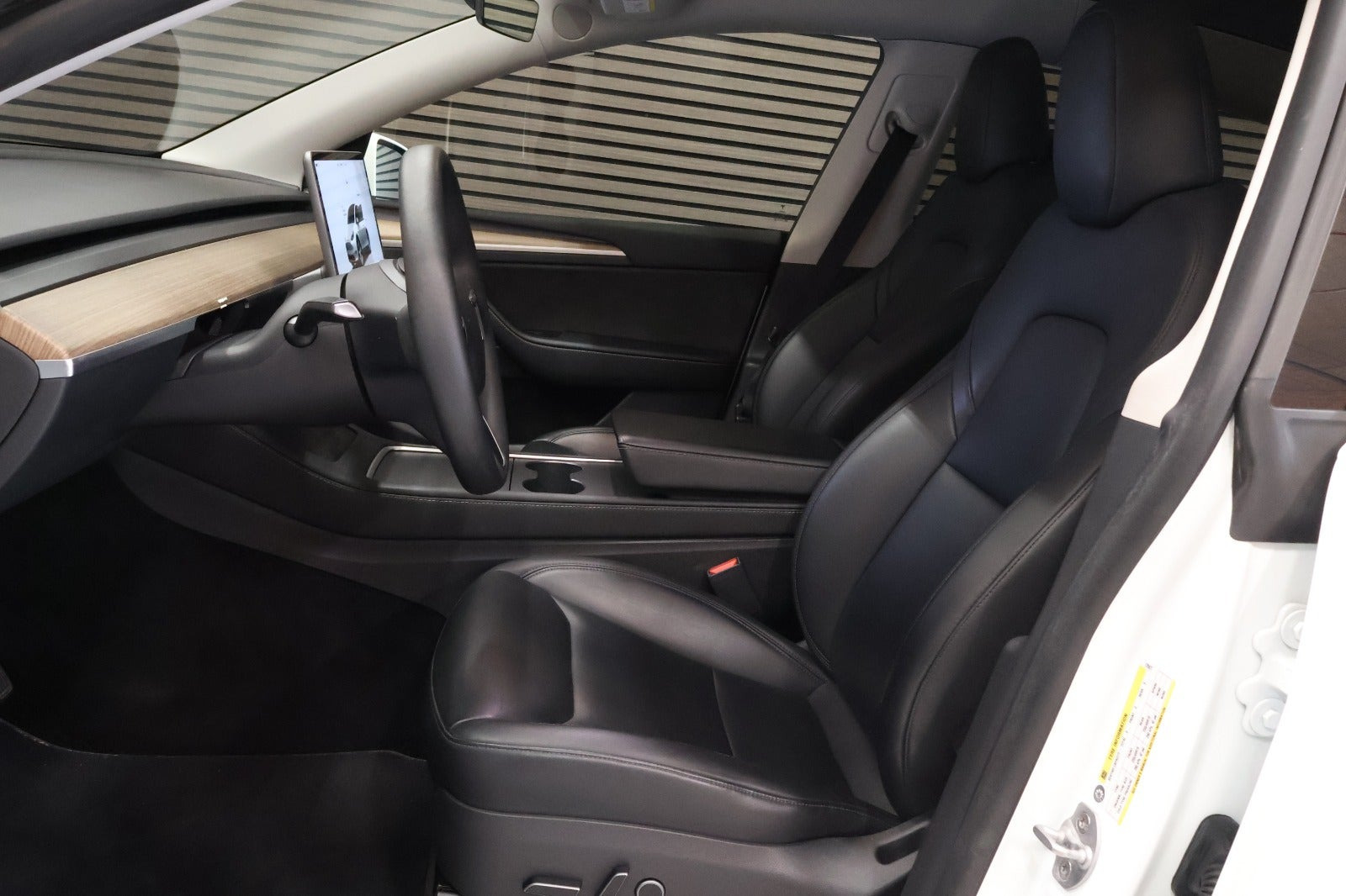 Hvid Tesla Model Y fra 2023