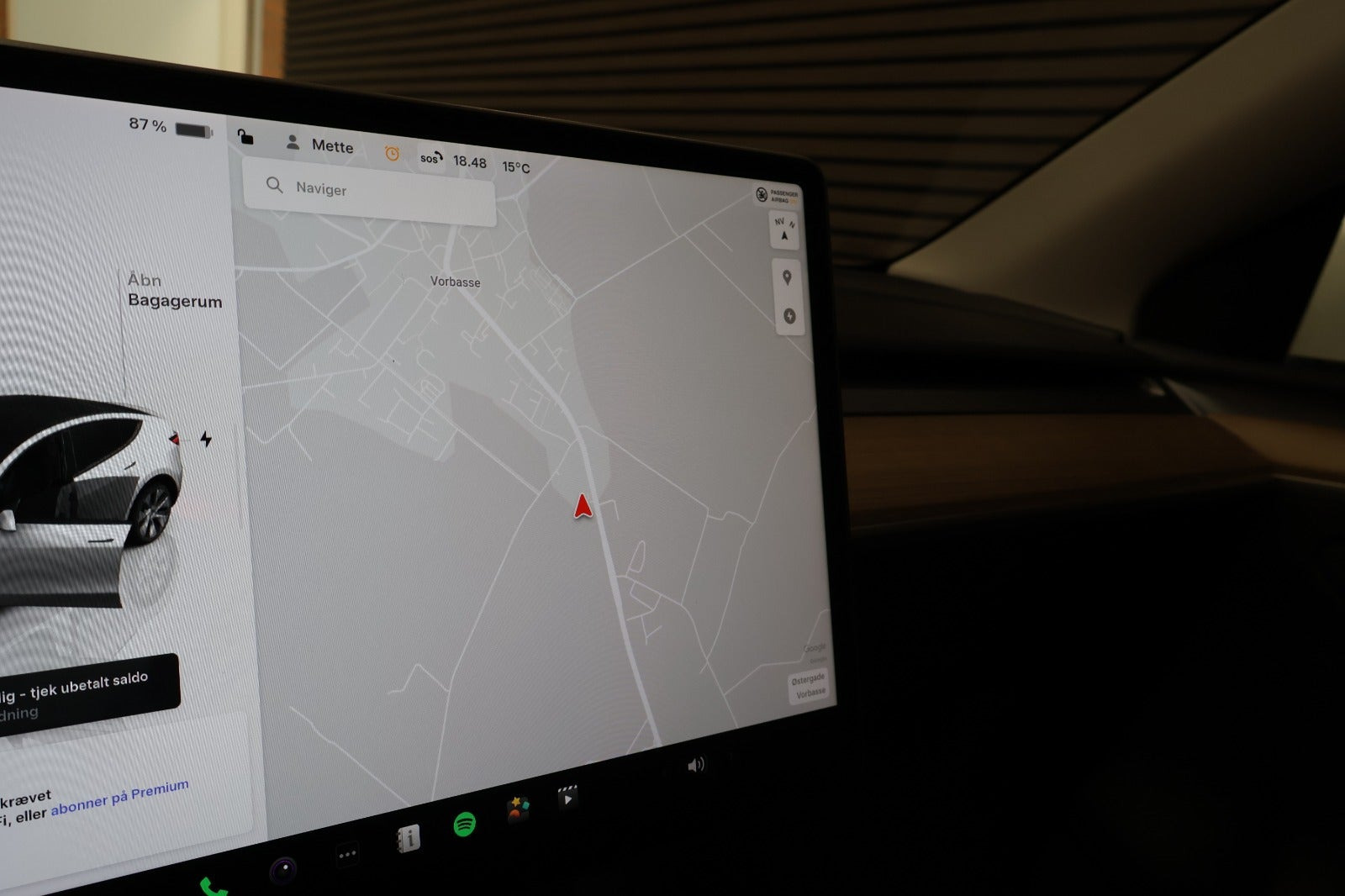 Hvid Tesla Model Y fra 2023