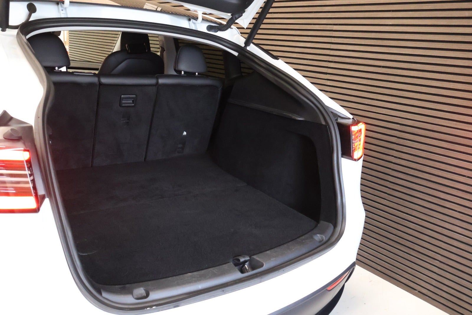Hvid Tesla Model Y fra 2023