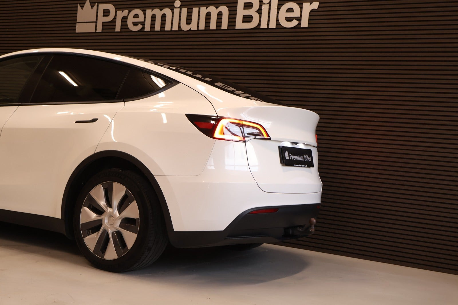 Hvid Tesla Model Y fra 2023