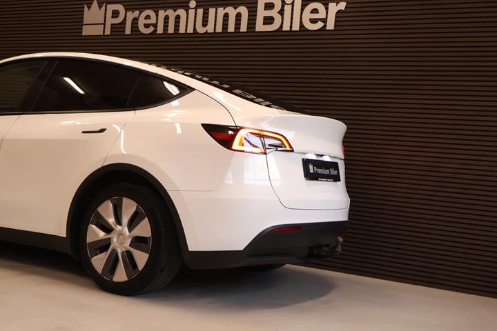 Hvid Tesla Model Y fra 2023