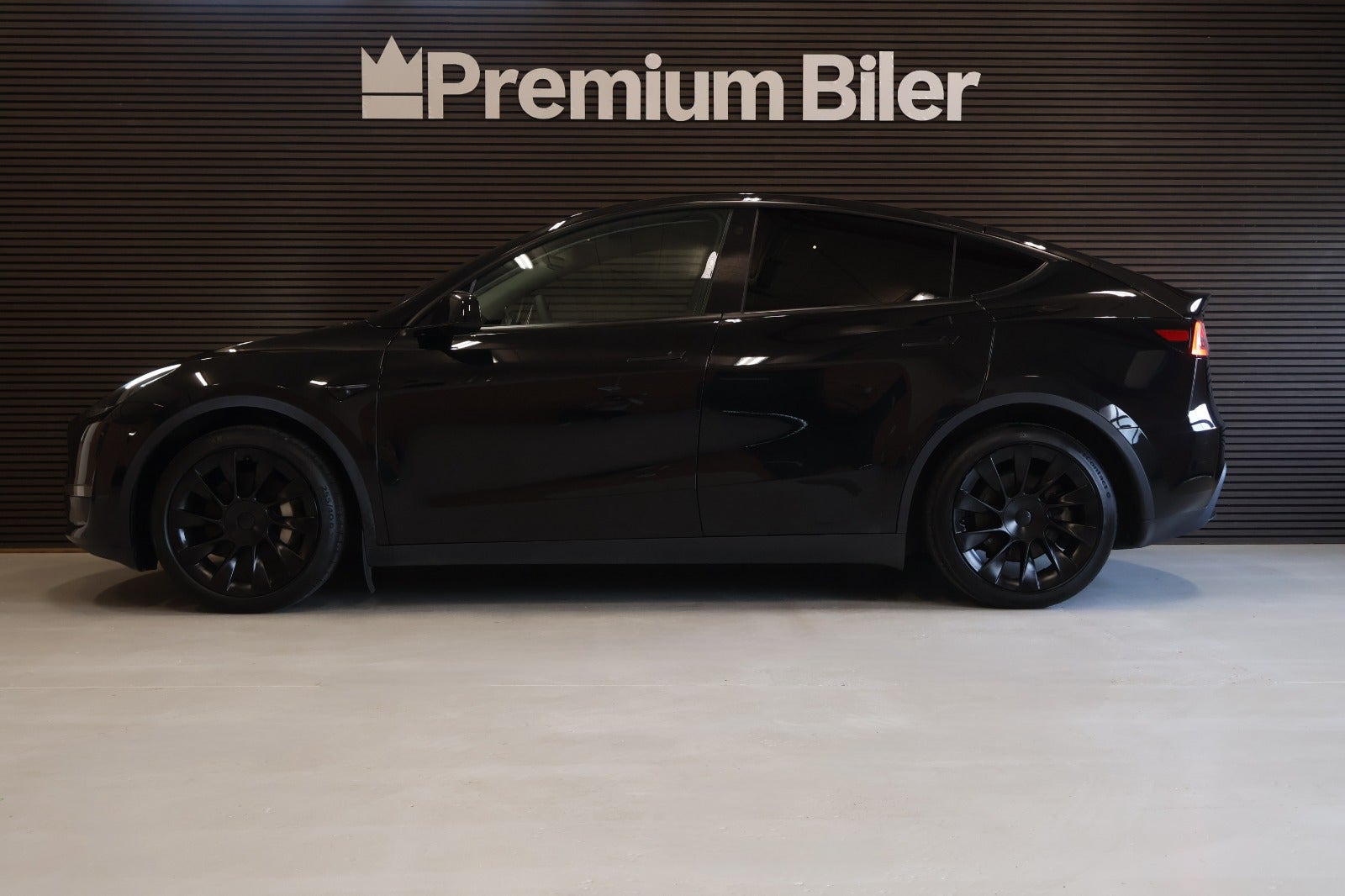 Sort Tesla Model Y fra 2023