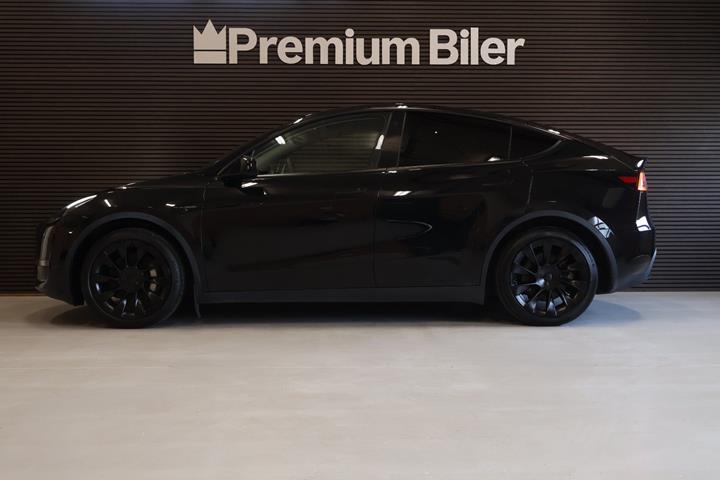 Sort Tesla Model Y fra 2023