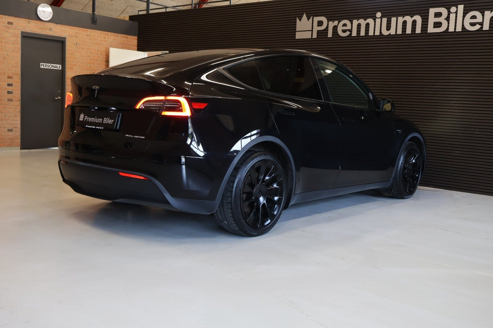 Sort Tesla Model Y fra 2023