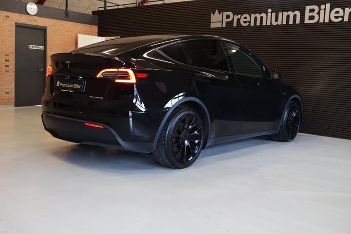 Sort Tesla Model Y fra 2023