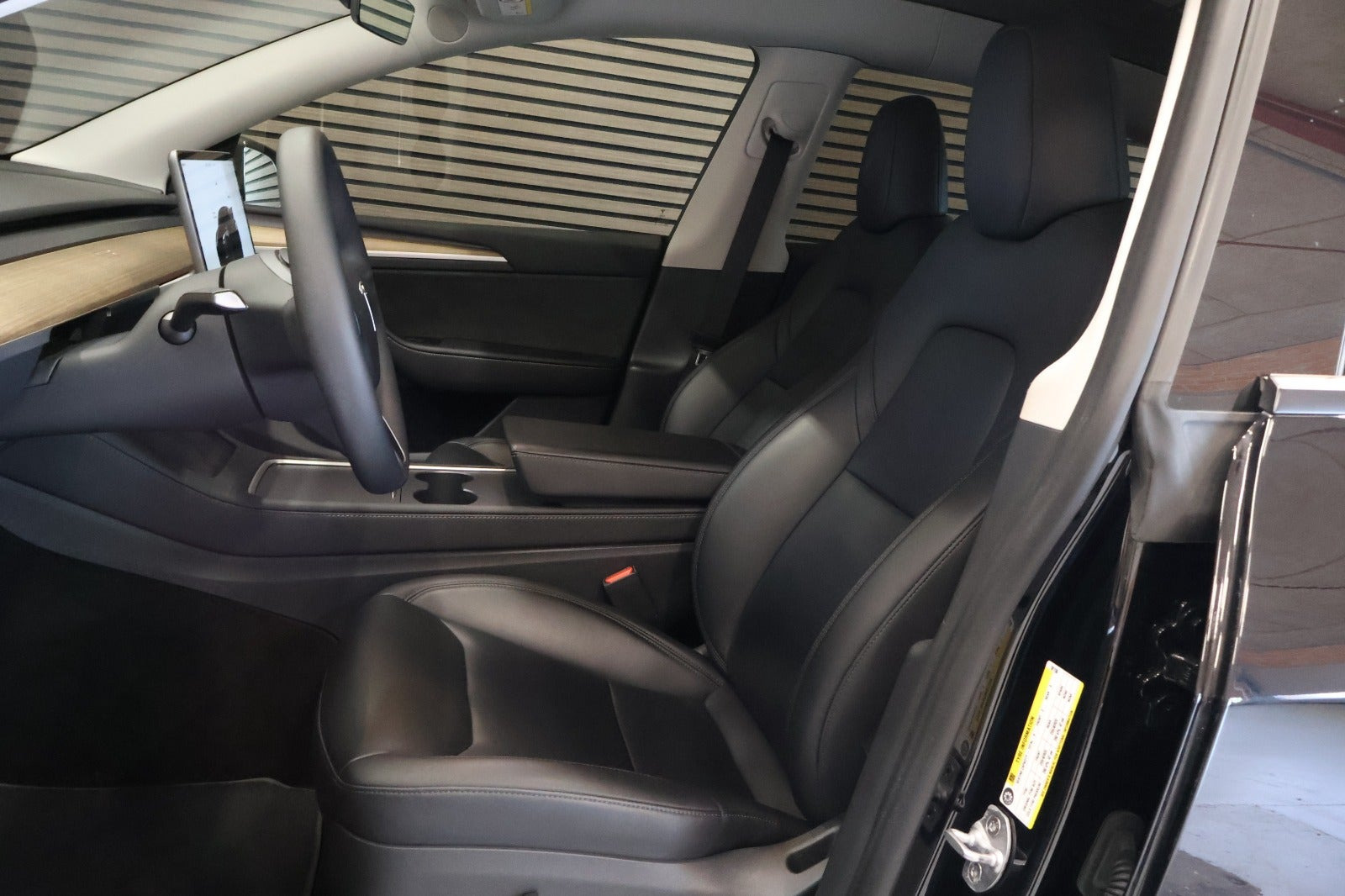 Sort Tesla Model Y fra 2023