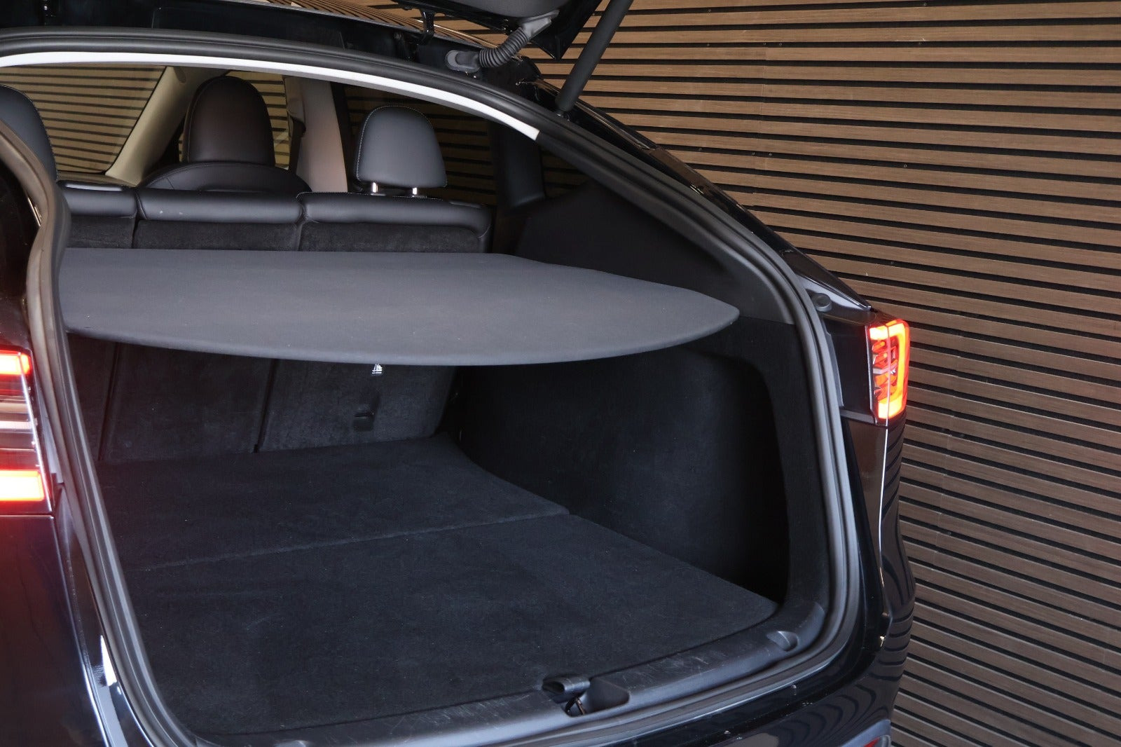 Sort Tesla Model Y fra 2023