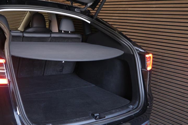 Sort Tesla Model Y fra 2023