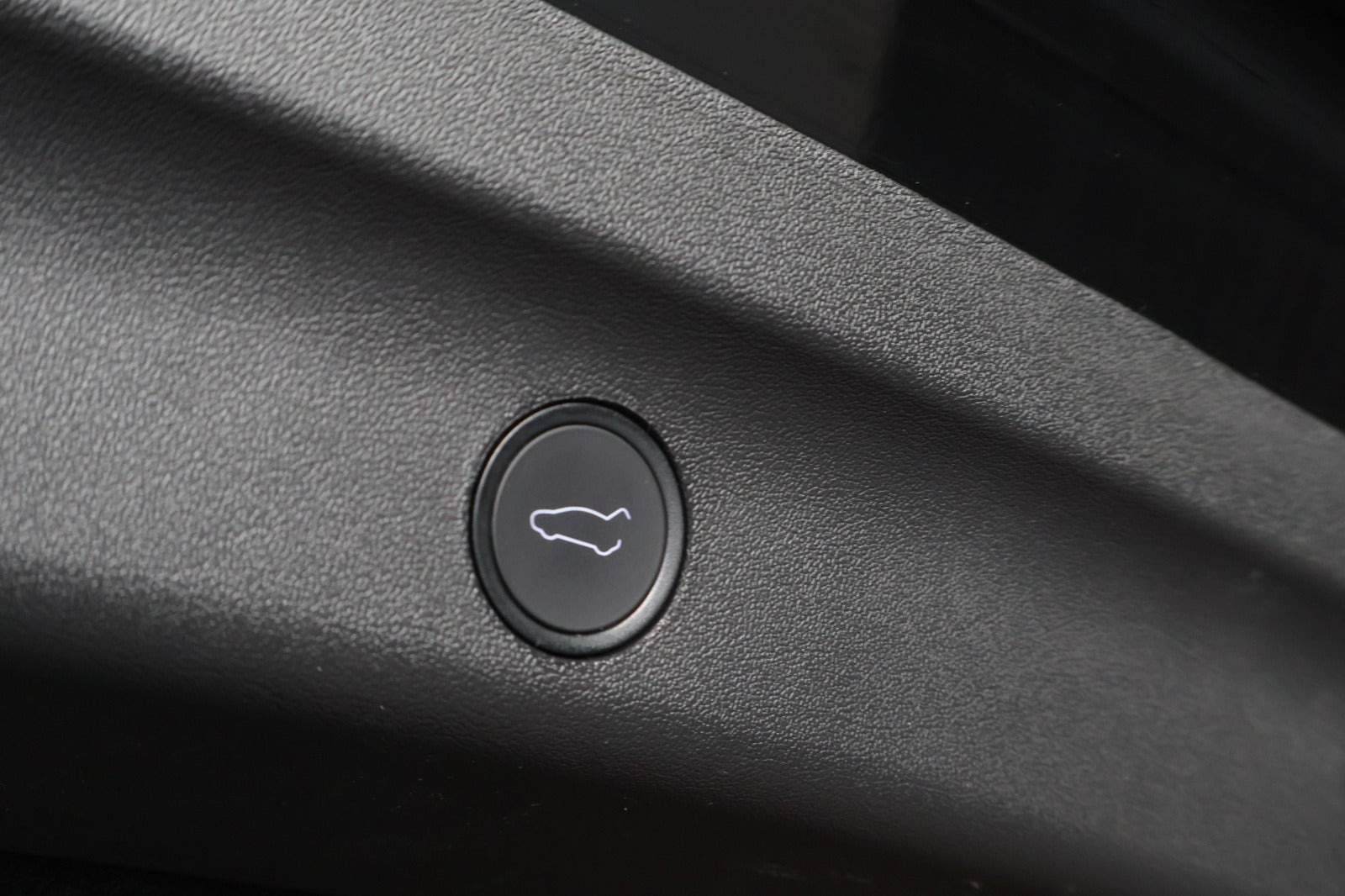 Sort Tesla Model Y fra 2023
