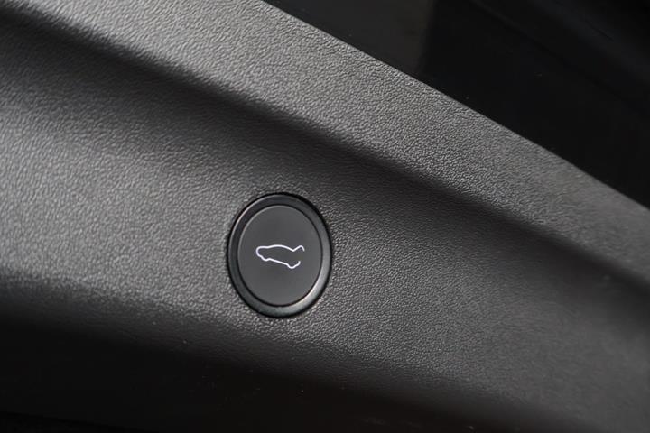 Sort Tesla Model Y fra 2023