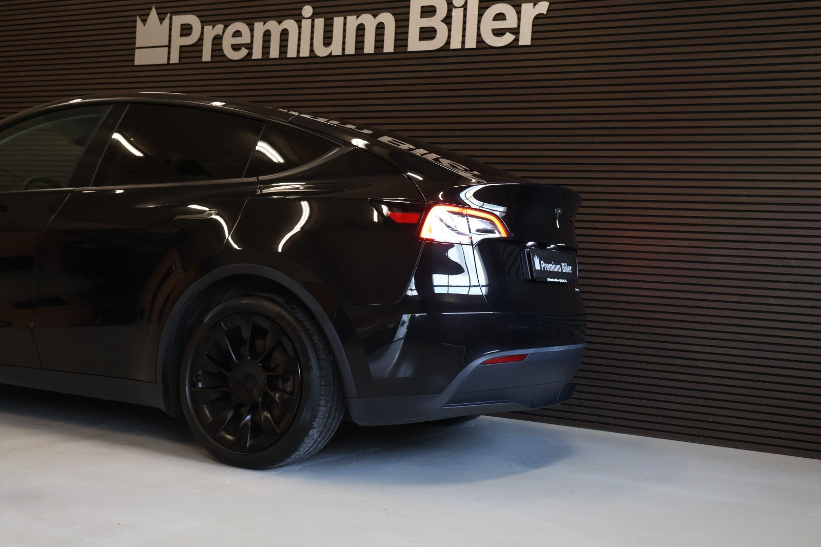 Sort Tesla Model Y fra 2023
