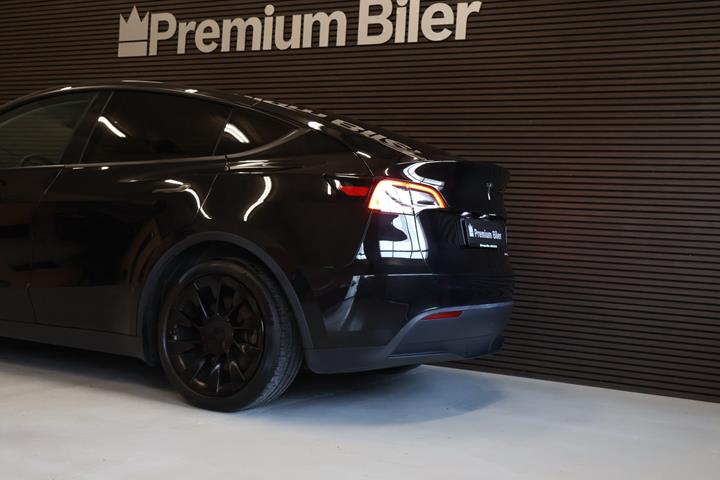 Sort Tesla Model Y fra 2023