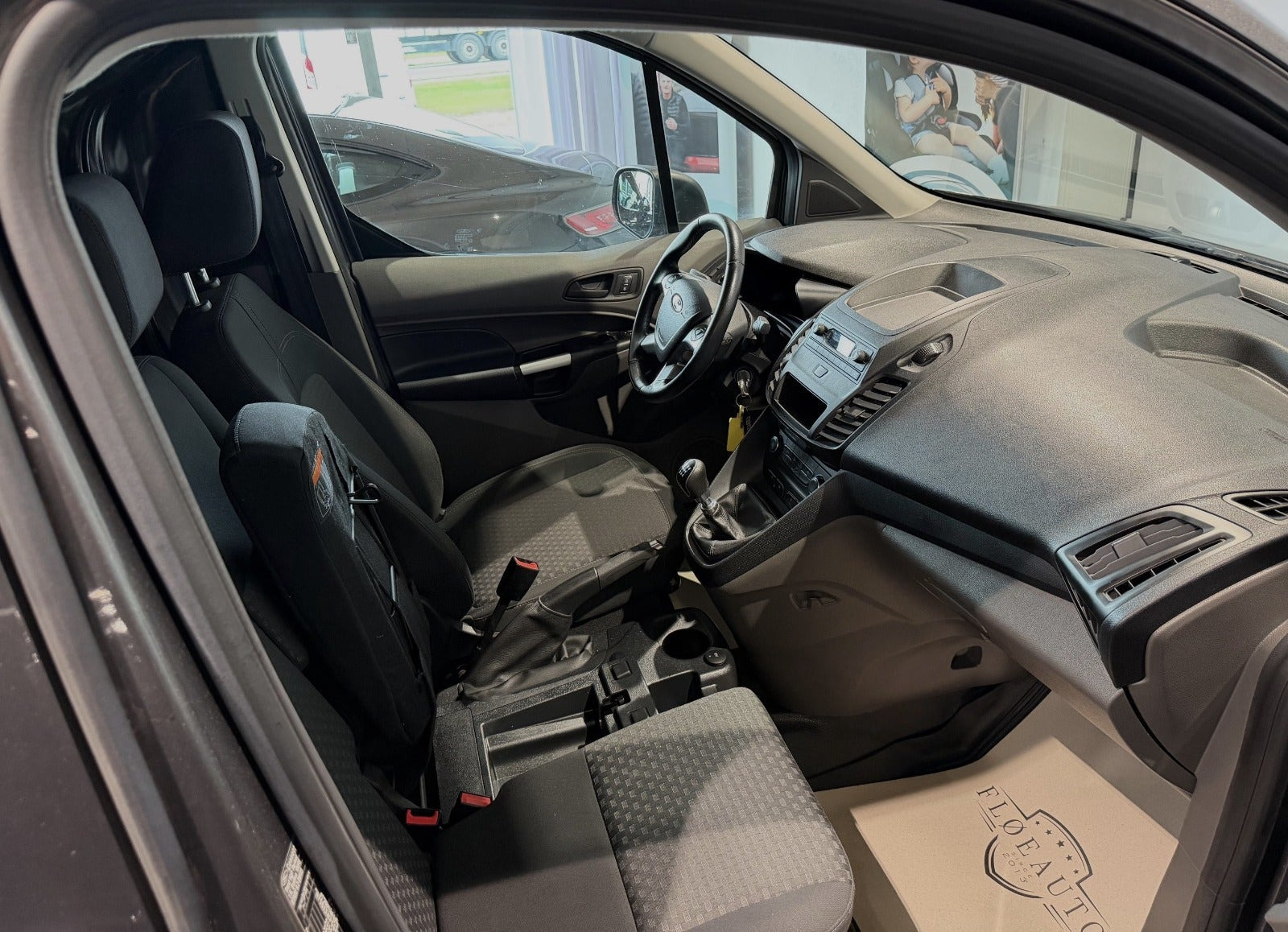 Grå Ford Transit Connect fra 2022