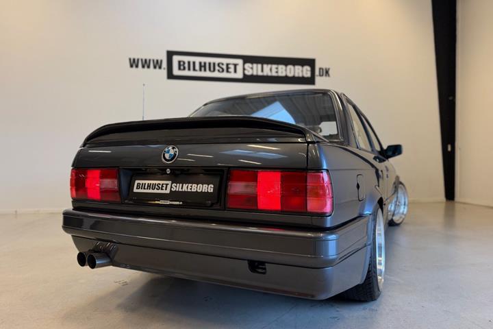 undefined BMW 320i fra 1990