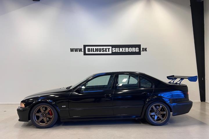 Sort BMW M5 fra 2000