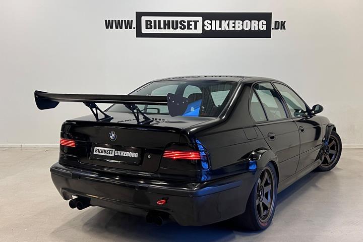 Sort BMW M5 fra 2000