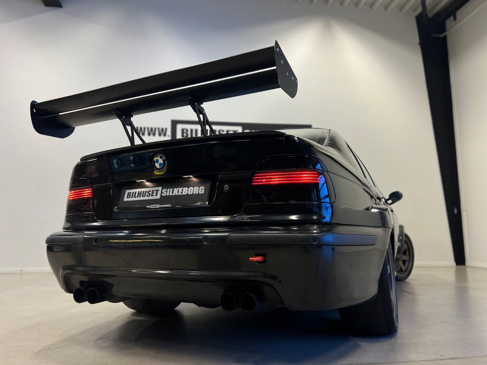 Sort BMW M5 fra 2000