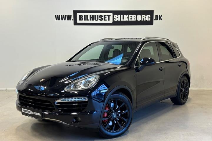 Rød Porsche Cayenne fra 2011