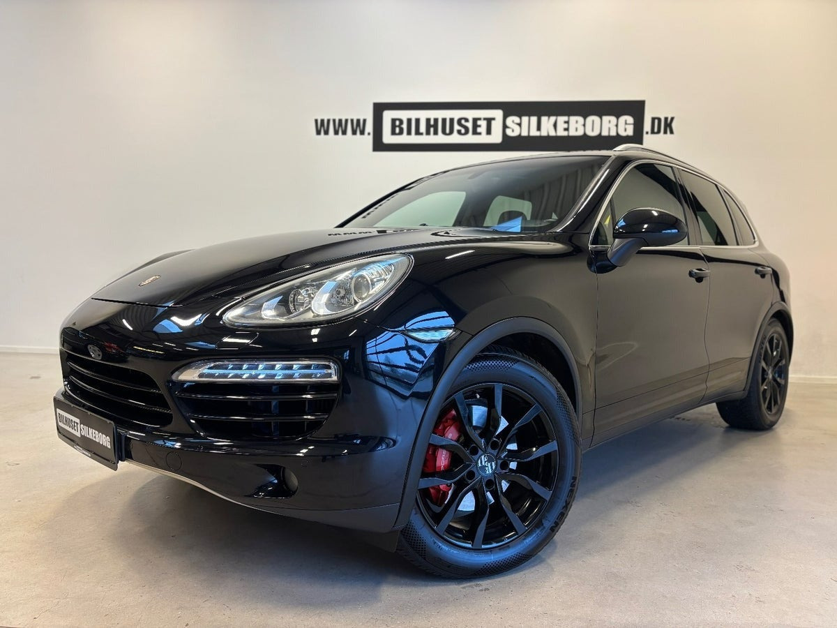 Rød Porsche Cayenne fra 2011