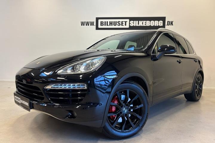 Rød Porsche Cayenne fra 2011