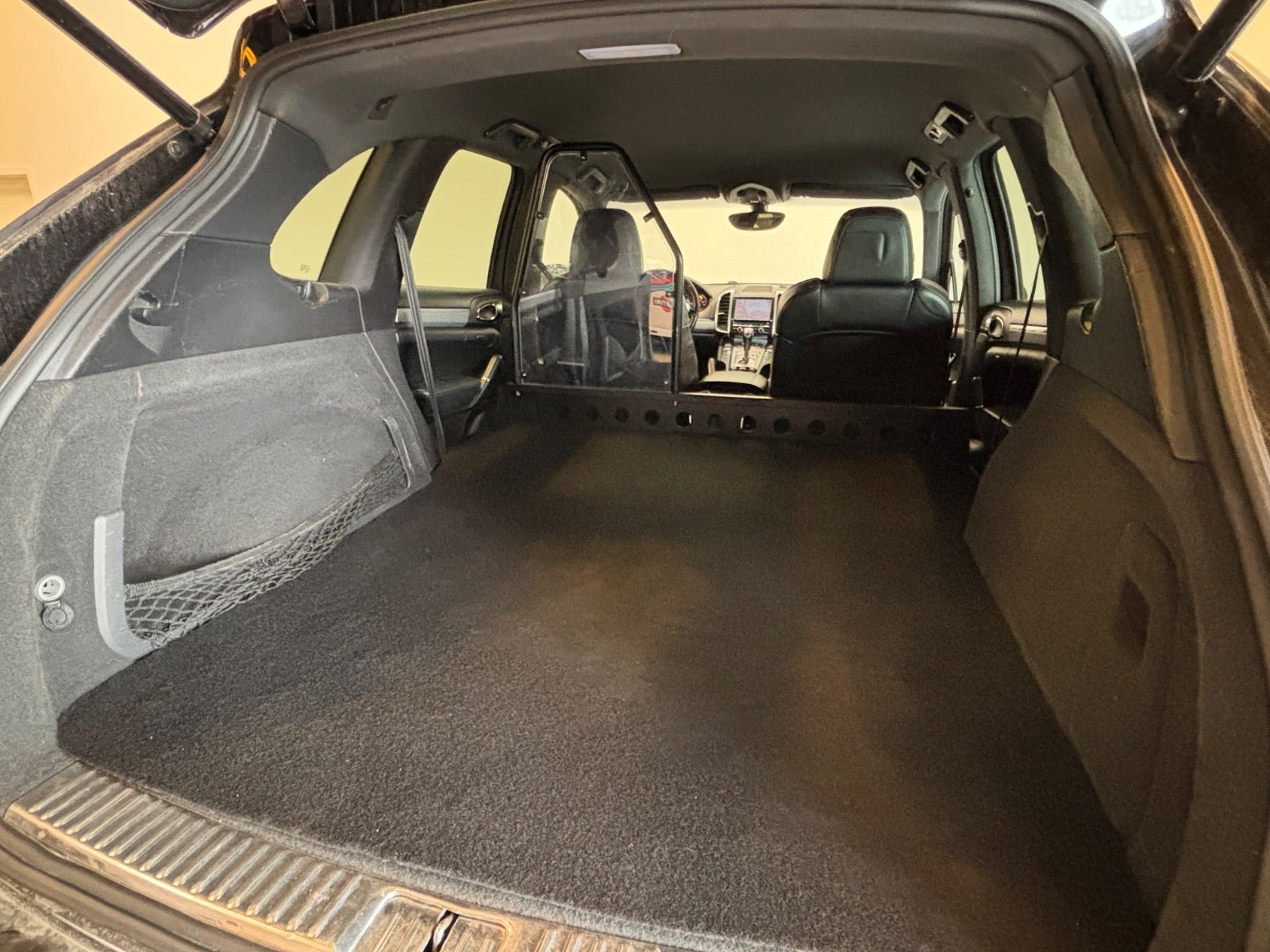 Rød Porsche Cayenne fra 2011