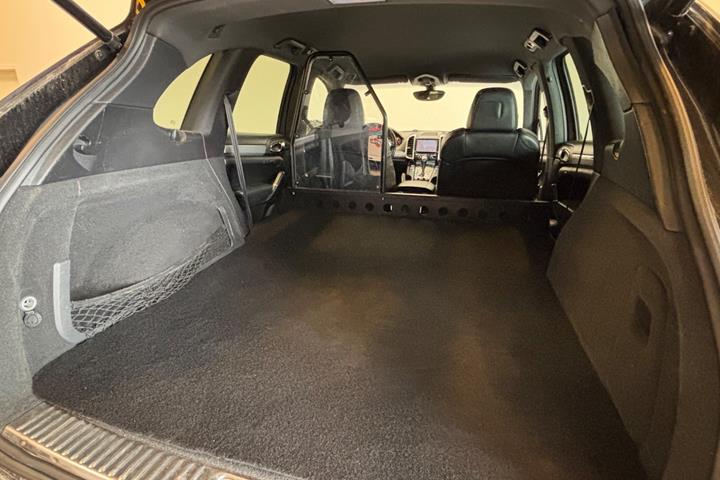 Rød Porsche Cayenne fra 2011