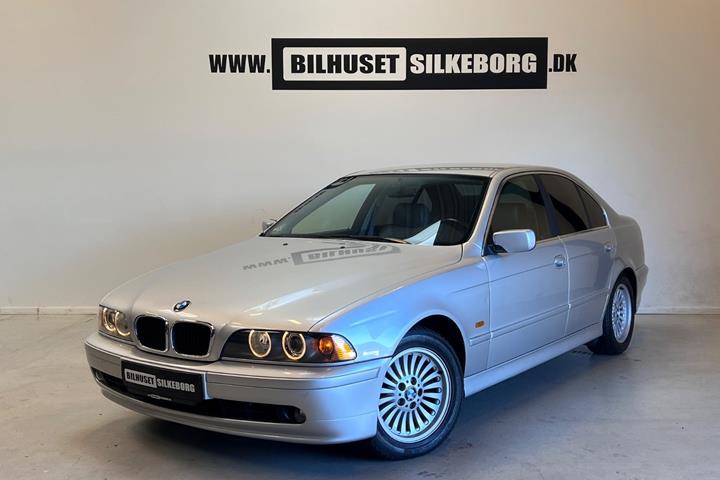 Rød BMW 520i fra 2001
