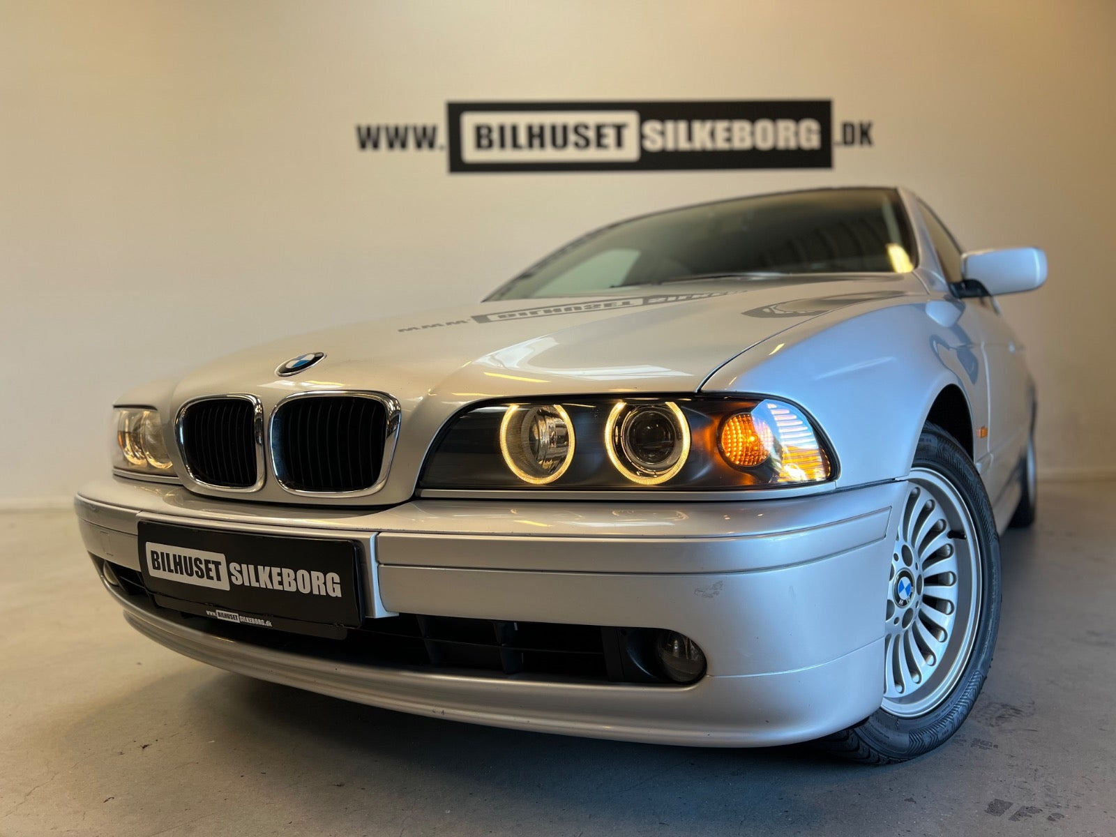 Rød BMW 520i fra 2001