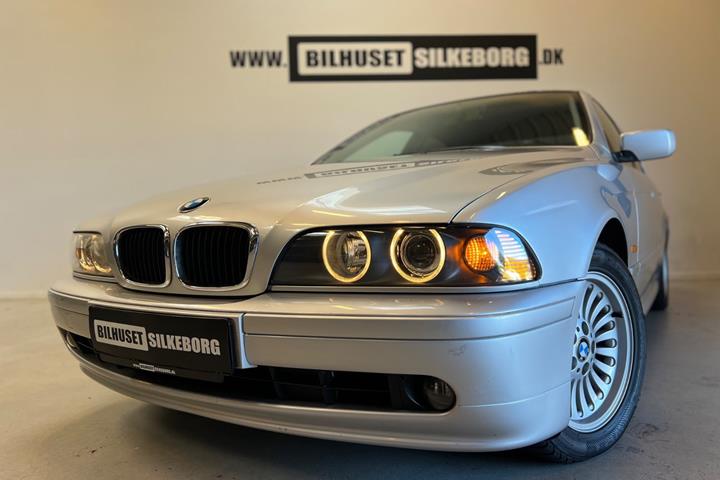 Rød BMW 520i fra 2001
