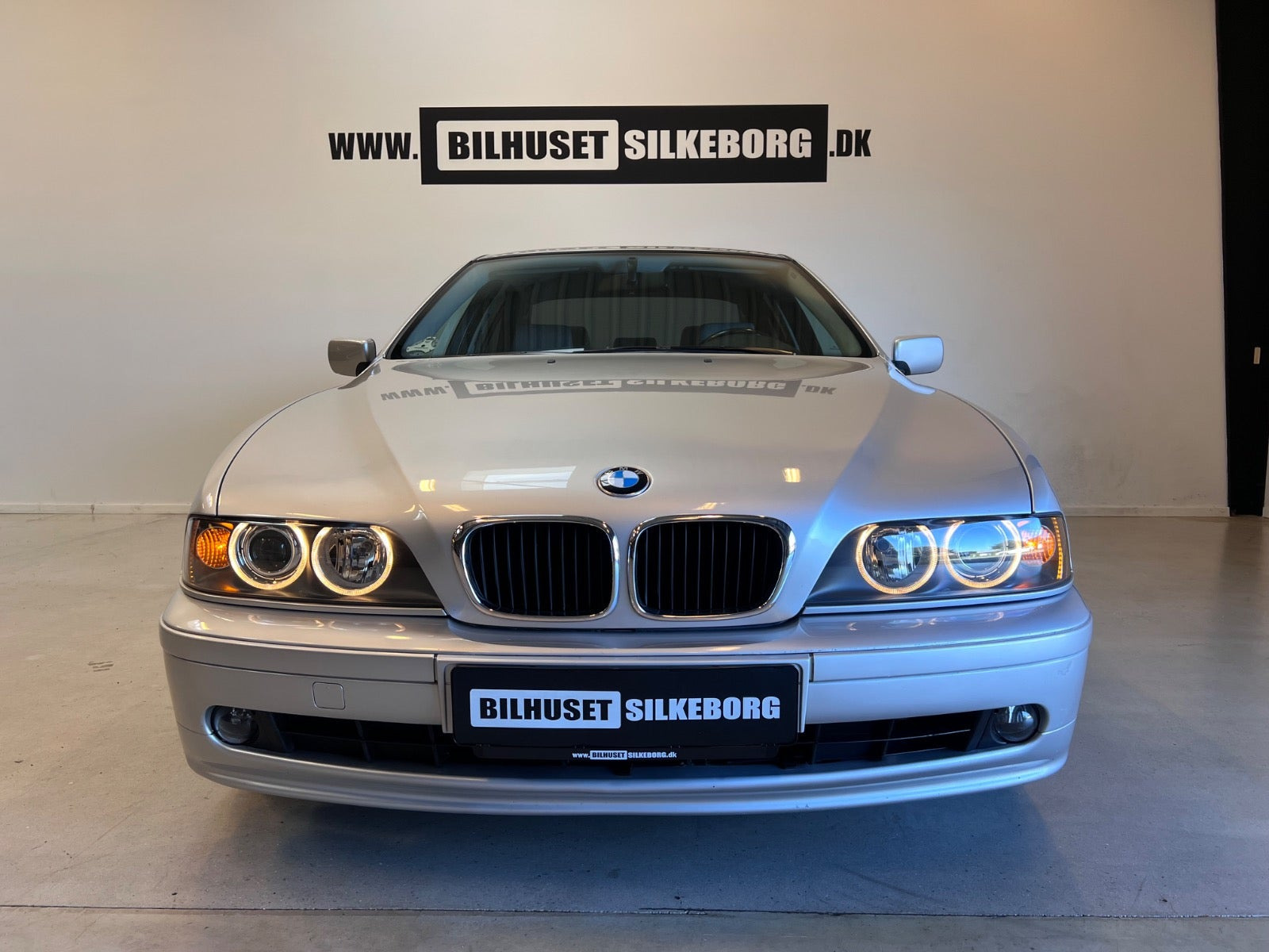 Rød BMW 520i fra 2001