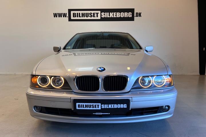 Rød BMW 520i fra 2001