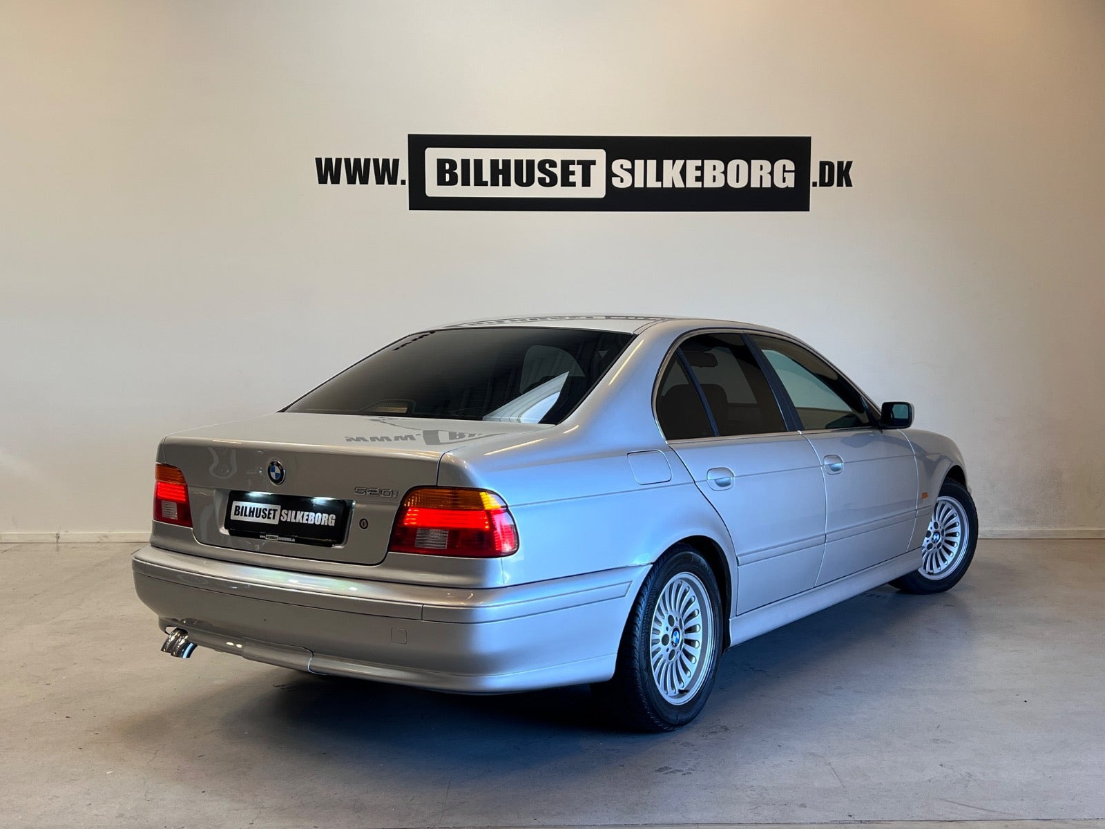 Rød BMW 520i fra 2001