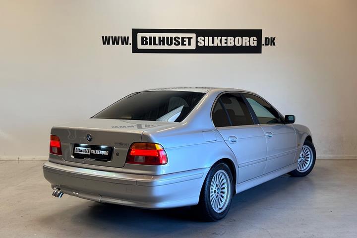 Rød BMW 520i fra 2001