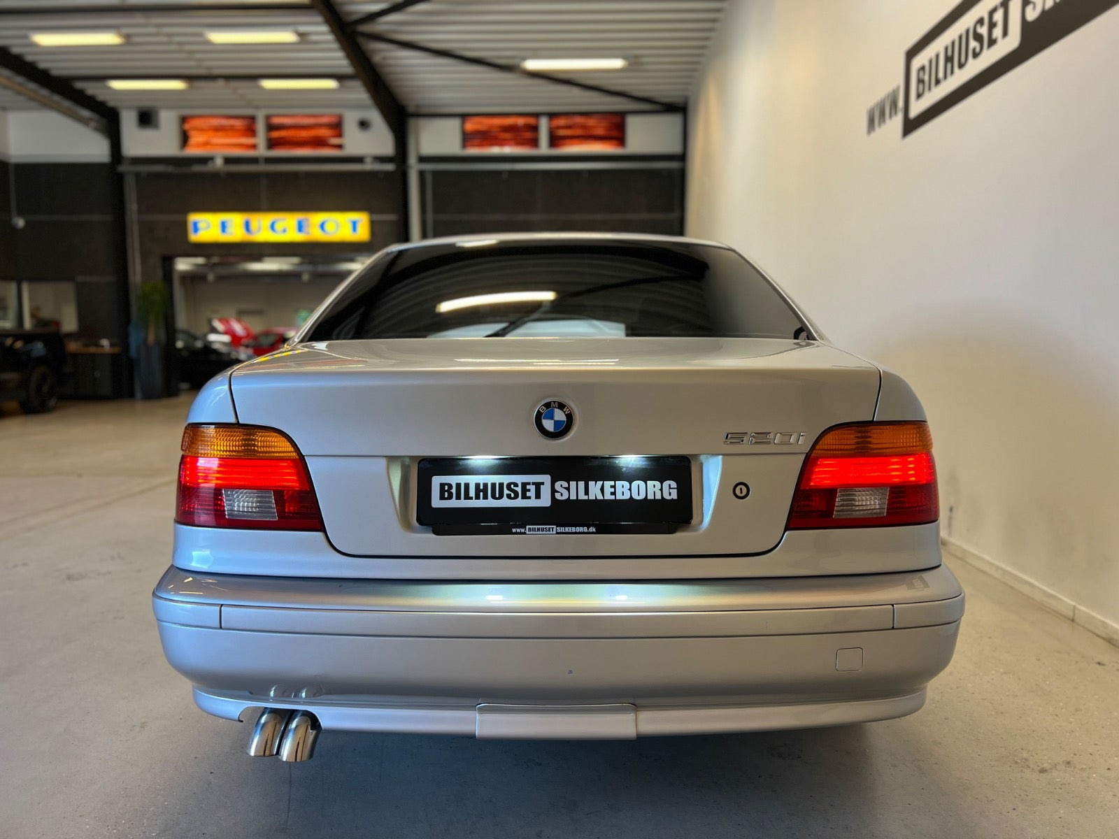 Rød BMW 520i fra 2001
