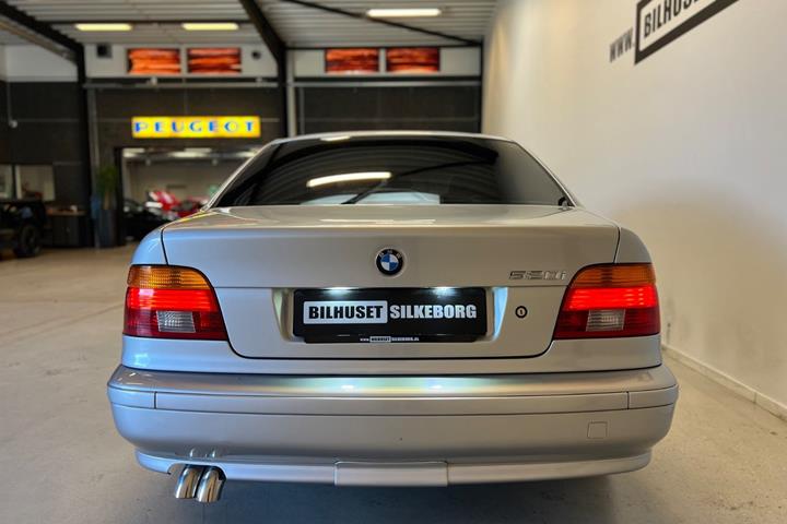 Rød BMW 520i fra 2001