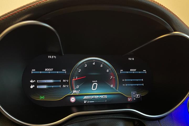 Rød Mercedes C43 fra 2019