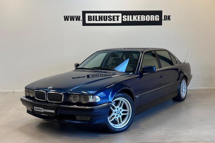 Gul BMW 735i fra 1999