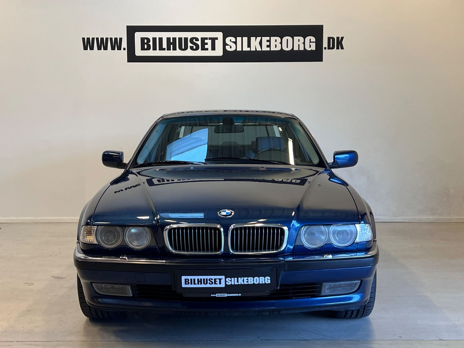 Gul BMW 735i fra 1999