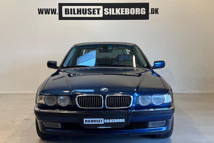 Gul BMW 735i fra 1999