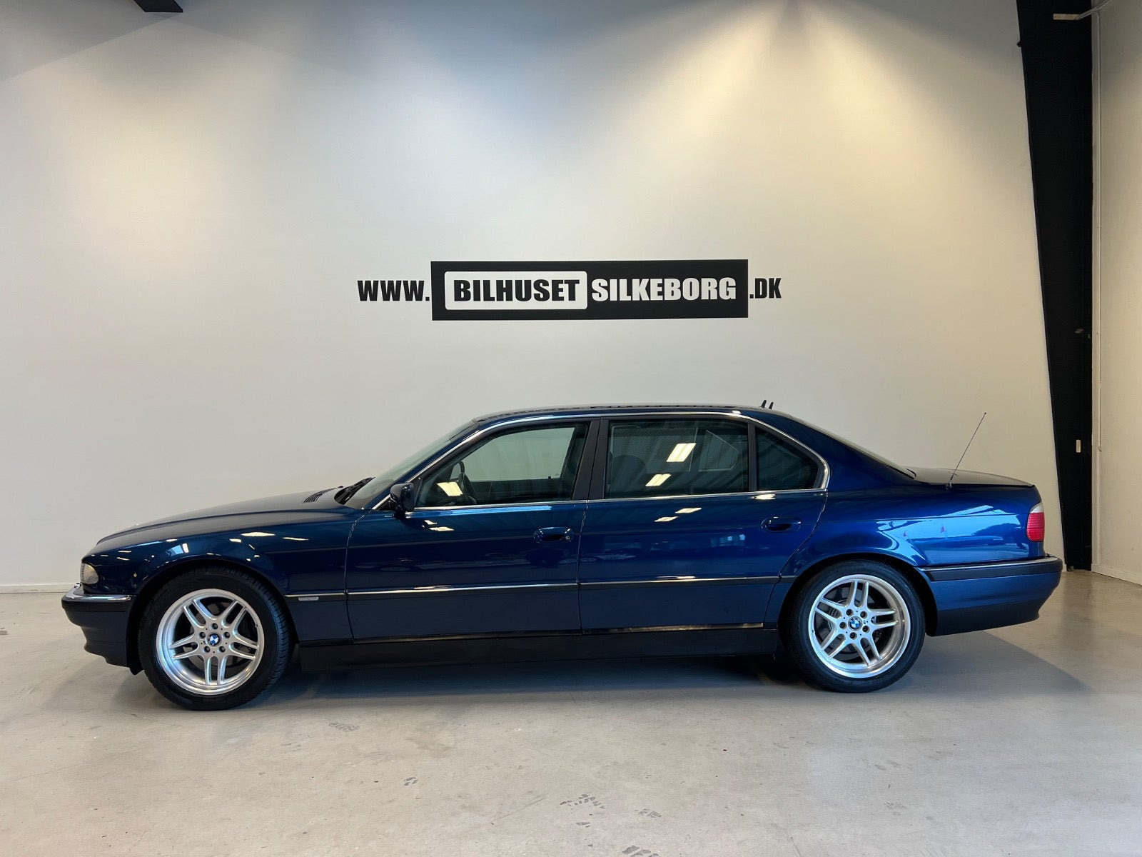 Gul BMW 735i fra 1999